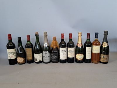 plusieurs bouteilles de vin sont alignées sur une table