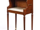 une photo d'un petit bureau en bois avec un plateau en marbre