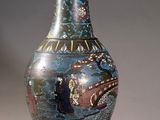 un vase avec un tableau posé sur une table