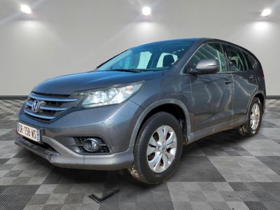 La Honda CR-V est garée sur un sol à damier