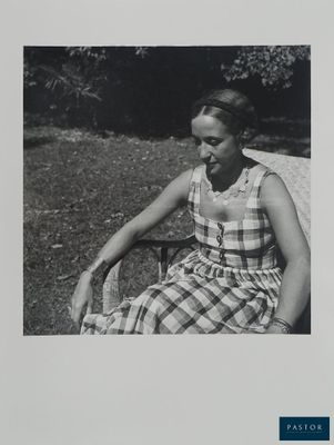 photographie en noir et blanc d'une femme assise sur un banc dans un parc