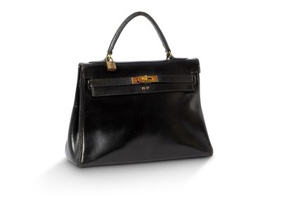 un sac à main en cuir noir sur fond blanc