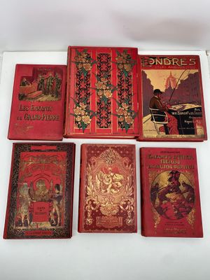 six livres rouges empilés les uns sur les autres sur une surface blanche