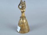 figurine en laiton représentant une femme avec un panier sur la tête