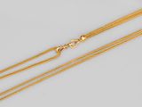 un collier plaqué or, composé d'une longue chaîne et d'un fermoir