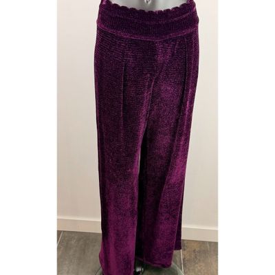 un pantalon violet pour femme sur un mannequin, un mannequin, un mannequin, un mannequin, un mannequin, un mannequin, un mannequin, un mannequin