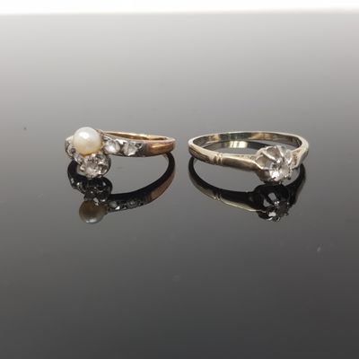 deux bagues en or ornées de perles et de diamants sur un fond noir