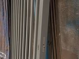 une photo d'un portail appuyé contre un mur
