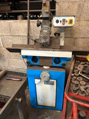 une machine qui se trouve dans une pièce, à côté d'autres machines