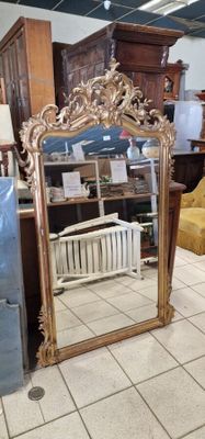 un grand miroir posé par terre dans un magasin
