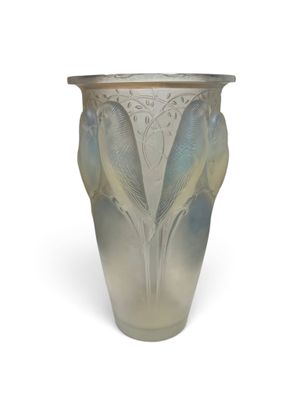 un vase en verre orné d'un motif représentant un oiseau
