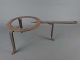 une image représentant un banc en fer rouillé avec une assise incurvée
