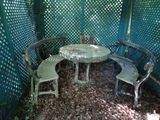 deux chaises et une table à l'ombre d'un gazebo