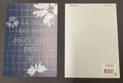 une feuille de papier et une autre feuille de papier posées sur une table