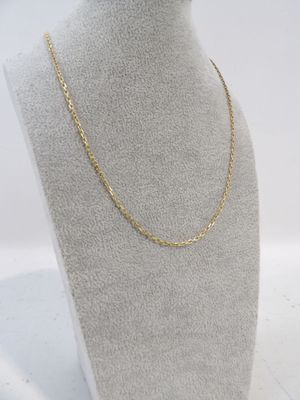 un collier à chaîne en or sur un présentoir à mannequin
