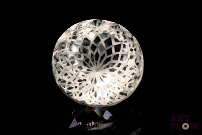 un gros plan d'une boule de cristal posée sur une surface noire