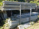un tas de planches de bois posé au milieu d'un champ