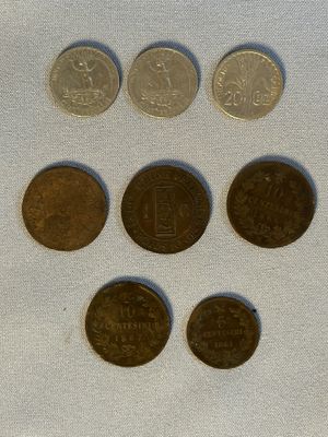 six pièces différentes sont disposées en ligne sur une surface blanche