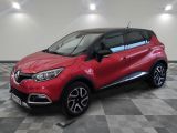 un SUV Renault C-HR rouge garé dans un showroom