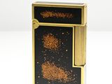 une image représentant un briquet orné de paillettes dorées