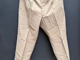une photo d'un pantalon suspendu à une corde à linge