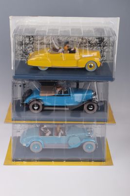 trois modèles de voitures différents dans une vitrine
