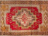 un tapis rouge et or au motif ouvragé