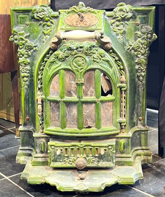 Poêle en fonte émaille verte à décor végétal.