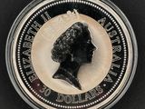 gros plan d'une pièce de monnaie sur laquelle figure un visage de femme