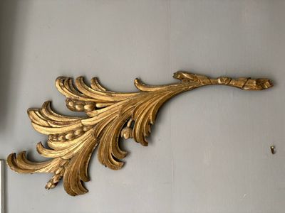 une décoration à la feuille d'or sur le mur d'un salon