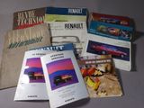 plusieurs livres sont empilés sur une table