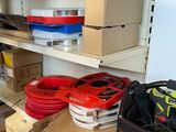 de nombreuses boîtes et autres objets sur les étagères de la pièce