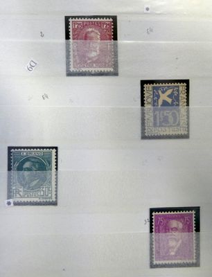 plusieurs types de timbres exposés dans une vitrine