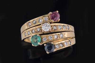 Bague centrée des quatre pierres précieuses rondes facettées…