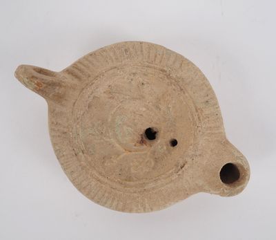 Lampe romaine en terre cuite au médaillon orné d’un couronne… - Photo 1