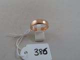 une photo d'une bague à laquelle est accrochée une étiquette de prix