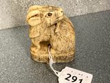 une petite figurine d'éléphant sur laquelle est accrochée une étiquette de prix