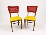une paire de chaises rouges et jaunes sur fond blanc