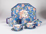 un service à thé bleu et rose composé d'une théière et de tasses
