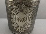 une coupe en argent sur laquelle est gravé un monogramme