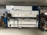 une grande machine placée au milieu d'une pièce
