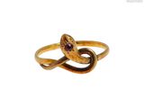une image représentant une bague en or ornée d'une pierre violette au centre
