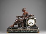 une image représentant une statue d'une femme assise au sommet d'une horloge