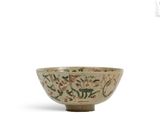 un bol orné d'un motif floral sur un fond blanc