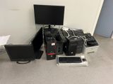 un bureau équipé d'un écran, d'un clavier, d'une souris et d'autres appareils électroniques