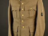 un uniforme militaire sur un mannequin, devant un fond noir