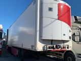 deux camions garés l'un à côté de l'autre sur un parking