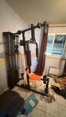 une image d'une salle de sport avec des équipements