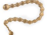 an image of a gold necklace on a white background