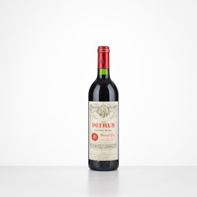 une bouteille de vin rouge posée sur une table